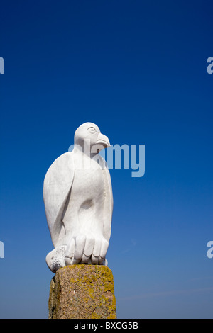 La scultura del mitico sud americana di uccello sul molo di pietra a Morecambe Foto Stock