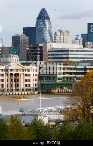 SKYLINE, SWISS-RE-torre, 30 St Mary Axe, il Gherkin, il distretto finanziario della City di Londra, Inghilterra, Gran Bretagna Foto Stock