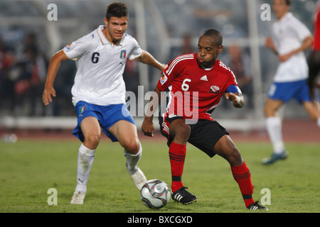 Trinidad e Tobago team capitano Leston Paolo controlla la sfera durante un 2009 FIFA U-20 World Cup Soccer match contro l'Italia. Foto Stock