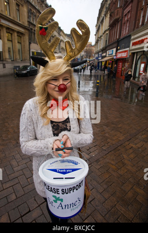 Collettore di carità. Charity Fundraiser, high school pupilla in costume di festa la raccolta in Newport City Centre South Wales UK Foto Stock