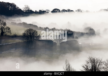 Nebbiosa mattina di dicembre a Shaftesbury in Dorset Foto Stock