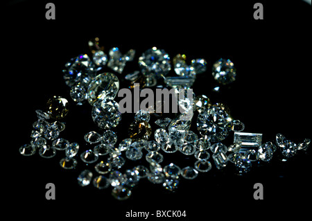 Mazzetto di diversi diamanti di diverse forme a Nizza per aggiunge Foto Stock