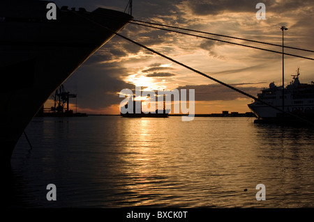 Navi ancorate nel porto di Ancona sulla costa adriatica orientale d'Italia. Foto Stock