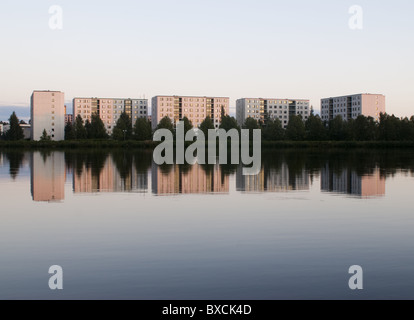 Il Värttö edifici di appartamenti a Oulu, Finlandia, riflessa sulle calme acque del fiume Oulu. Foto Stock