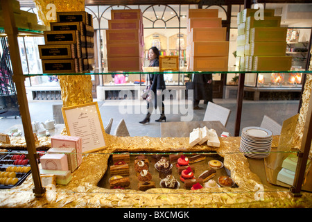Laduree cake shop, in Burlington Arcade, Mayfair, Londra. Foto Stock