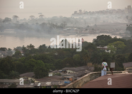 Vista panoramica su Freetown, Sierra Leone, Africa occidentale. Foto Stock