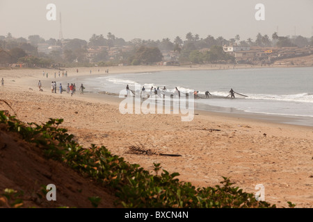 Spiagge di pesca della Sierra Leone la capitale Freetown, lungo l'Oceano Atlantico. Foto Stock