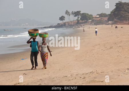 Spiagge di pesca della Sierra Leone la capitale Freetown, lungo l'Oceano Atlantico. Foto Stock