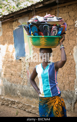 La sig.ra Maria Jafon usato prestito di microfinanza per ottenere la sua scarpa Vendita di soluzioni di business ha iniziato a Freetown, in Sierra Leone. Foto Stock