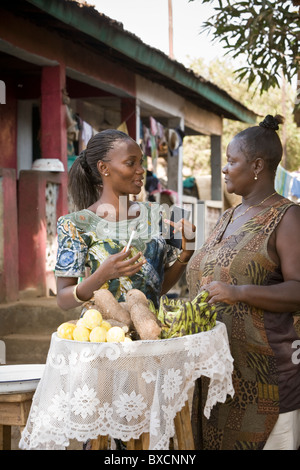 Le donne a parlare insieme a un mercato a Freetown, in Sierra Leone, Africa occidentale. Foto Stock