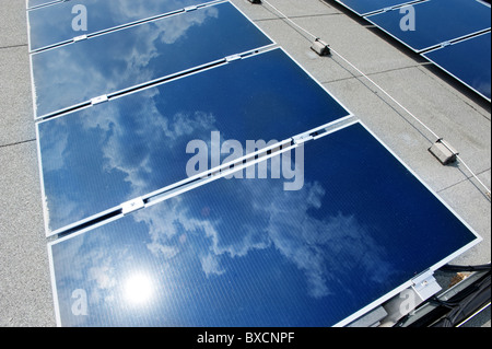 Introduzione e implementazione del più grande impianto solare a Berlino sul tetto di Tegel waterworks, Berlino, Germania Foto Stock