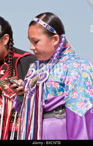 Ritratto, donna di fantasia o scialle ballerino, Pow-wow, Blackfoot attraversando il parco storico, Alberta, Canada Foto Stock