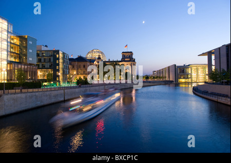 Il Spreebogen con vista sul Reichstag di Berlino la notte, Germania Foto Stock