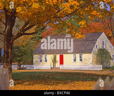 Cottage coloniale in autunno (caduta), Old Sturbridge Village, Sturbridge, Contea di Worcester, Massachusetts, Stati Uniti d'America Foto Stock