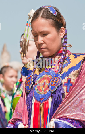 Ritratto, donna di fantasia o scialle ballerino, Pow-wow, Blackfoot attraversando il parco storico, Alberta, Canada Foto Stock