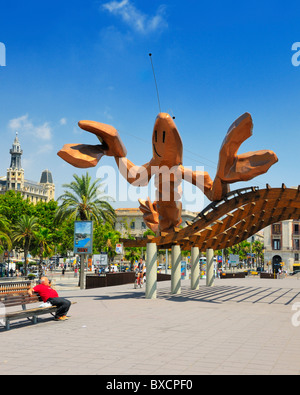 Scultura di granchio sulla scheda a piedi lungo la Moll de la Fusta (Moll de Bosch mi Alsina) nel Port Vell di Barcellona, Spagna. Foto Stock