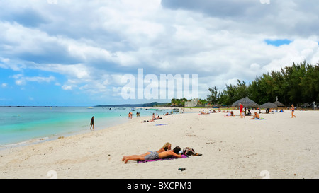 La lunga spiaggia di sabbia bianca di Flic en Flac, Black River, Mauritius Foto Stock