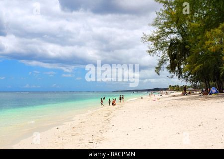 La lunga spiaggia di sabbia bianca di Flic en Flac, Black River, Mauritius Foto Stock