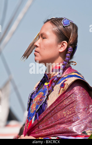 Ritratto, donna di fantasia o scialle ballerino, Pow-wow, Blackfoot attraversando il parco storico, Alberta, Canada Foto Stock
