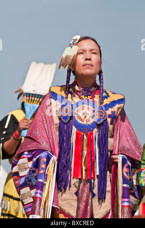 Ritratto, donna di fantasia o scialle ballerino, Pow-wow, Blackfoot attraversando il parco storico, Alberta, Canada Foto Stock