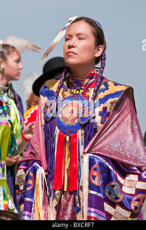 Ritratto, donna di fantasia o scialle ballerino, Pow-wow, Blackfoot attraversando il parco storico, Alberta, Canada Foto Stock