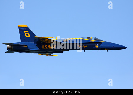Assolo di contrapposti, Blue Angel #6, nel livello di volo come si entra nella casella airshow durante il 2010 San Francisco flotta Airshow di settimana. Foto Stock