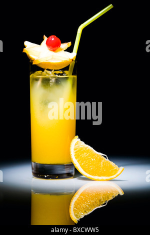 Immagine di cocktail in vetro highball isolati su sfondo nero Foto Stock