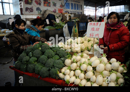 Fornitore cinese vende verdure a un mercato a Pechino in Cina. 17-Dec-2010 Foto Stock