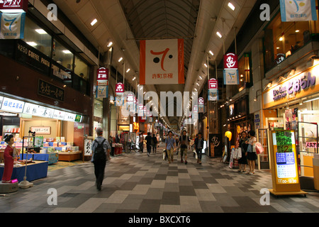 Interno del Nishiki mercato alimentare a Kyoto in Giappone 2010 Foto Stock