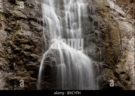 Cascata sulla ripida parete di roccia Foto Stock