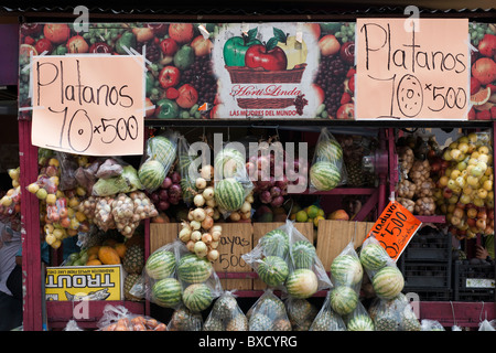 Mercato di frutta e verdura in stallo con i meloni, cipolle, ananas, mele, papaya Foto Stock