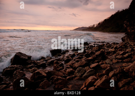 Seascape lungo Mal Pais costa in San Jose Costa Rica Foto Stock