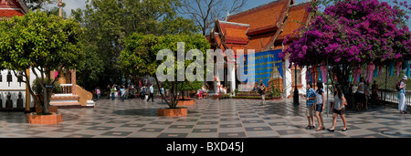 Thailandia tempio - Il cortile al Wat Phra That Doi Suthep a Chiang Mai in Thailandia del Sud Est Asiatico. Foto Stock
