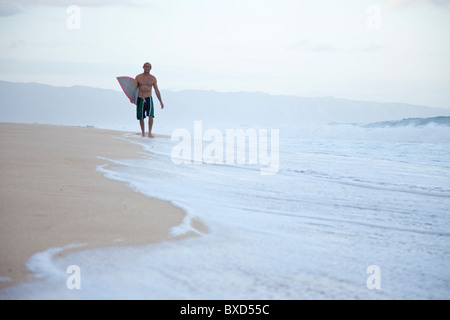 Un surfista a pipeline, sulla North Shore di Oahu, Hawaii. Foto Stock