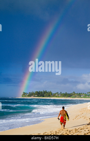 Un incredibile arcobaleno su Rocky Point, sulla North Shore di Oahu, Hawaii. Foto Stock