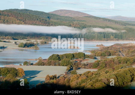 Vista del Loch Ken la mattina nebbia persistente da Parton, Galloway Foto Stock