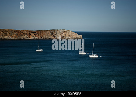 Paesaggio di tre barche a Sagres, Portogallo Foto Stock