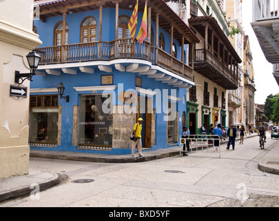 Una tipica scena di strada nel centro storico di Cartagena de Indias, Colombia, Sud America Foto Stock