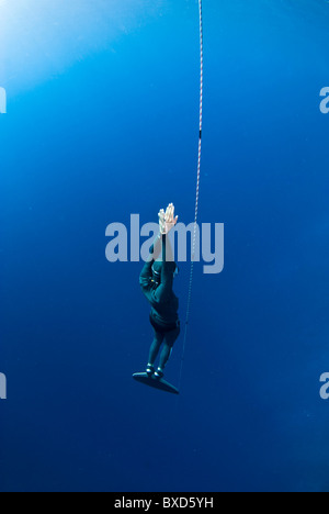 Libera i subacquei nel buco blu, Dahab, Egitto, Mar Rosso Foto Stock