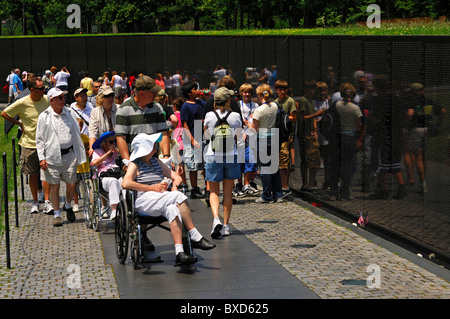 Visitatori presso il Memoriale dei Veterani del Vietnam a parete, WASHINGTON, STATI UNITI D'AMERICA Foto Stock