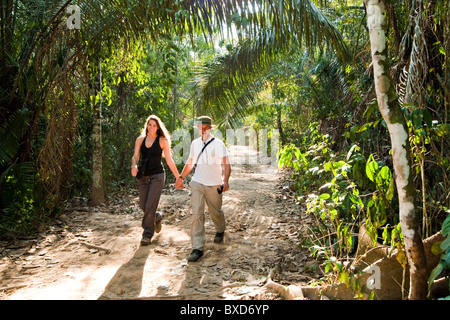 Questi ultimi, giovani sposi novelli godere themseleves camminando giù per un sentiero nella foresta amazzonica. Foto Stock