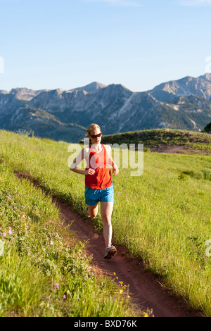 Una donna trail running sul crest trail. Grandi pioppi neri americani Canyon dello Utah Foto Stock