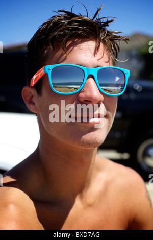Ritratto del surfista maschio indossando occhiali da sole colorati Foto  stock - Alamy