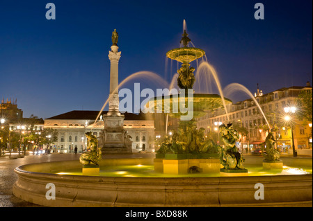 Il Portogallo, Lisbona, piazza Rossio, fontane e la statua di Dom Pedro IV Foto Stock