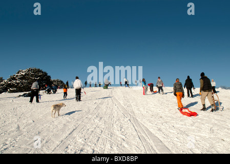 Persone in slittino sulla neve Foto Stock