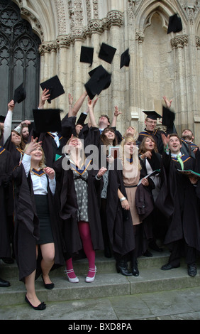 I laureati da York St John University celebrare gettando le loro schede di mortaio in aria, York Minster e York, England, Regno Unito Foto Stock
