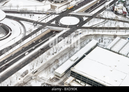 Vista aerea dell'autostrada in inverno con la neve Foto Stock