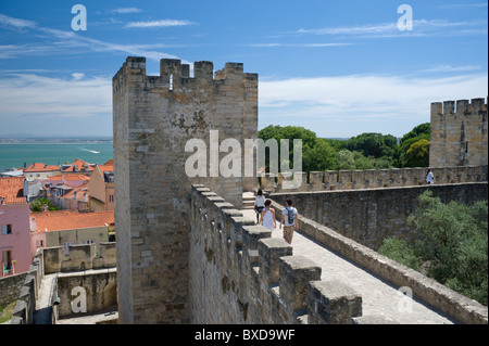 Il Portogallo, Lisbona, il Castelo de Sao Jorge, vista da bastioni oltre il quartiere di Alfama la Tejo Foto Stock