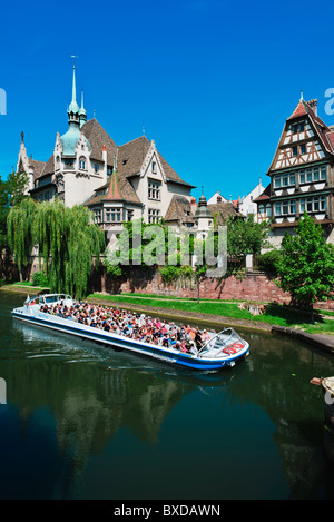 Gita turistica di crociera in barca sul fiume Ill, Lycée des Pontonniers internazionali di alta scuola, Alfred Marzolff house, Strasburgo, Alsazia, Francia, Europa Foto Stock