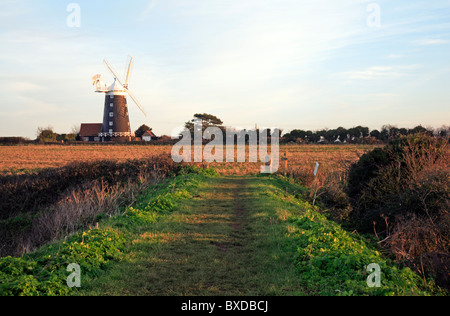 Il modo Peddars e Norfolk Coast Path avvicinando Burnham Overy Mill, Norfolk, Inghilterra, Regno Unito. Foto Stock